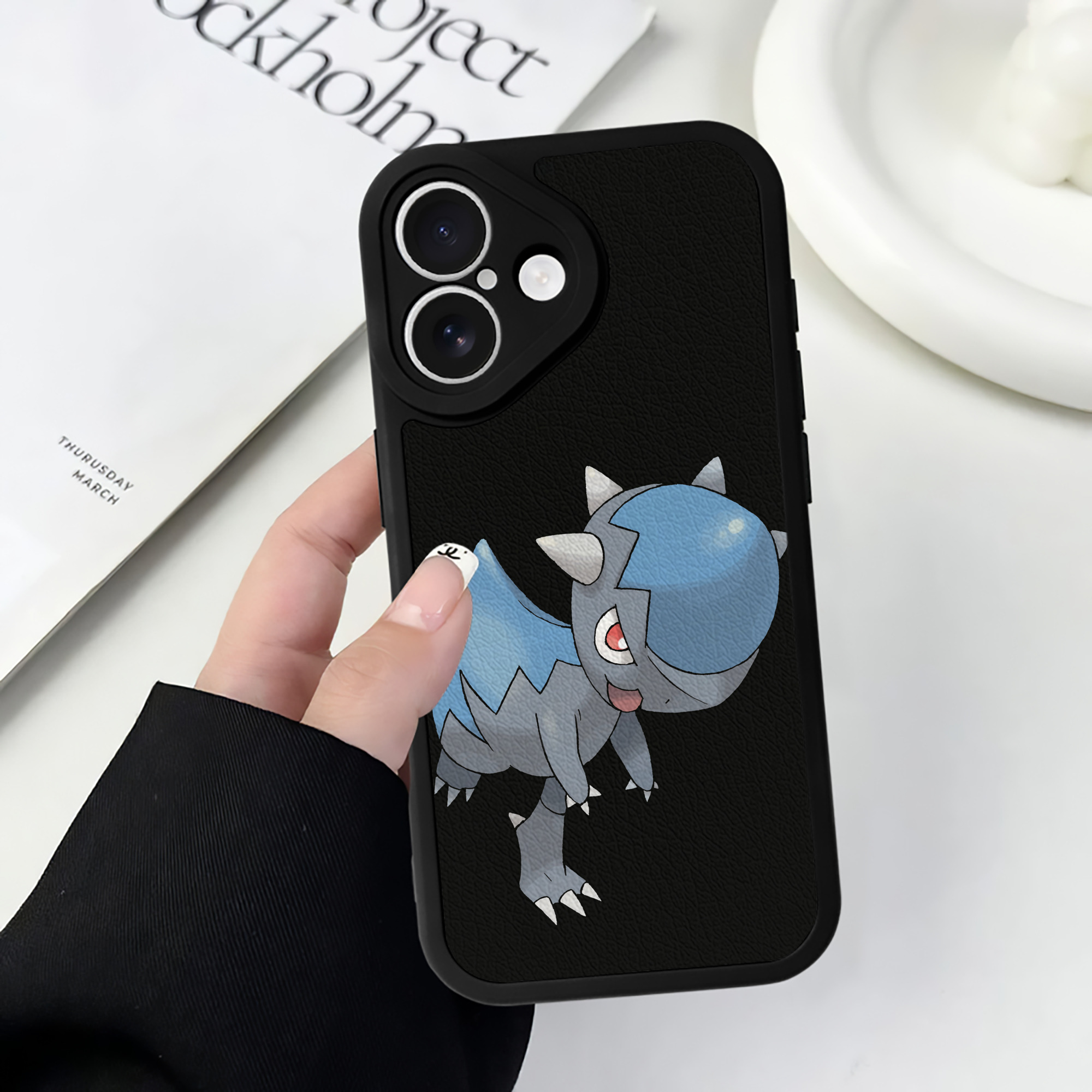 （画像用） ポケットモンスター Pokémon 【iPhone 16シリーズ対応】シリコンスマホケース（レザー調） 材質：シリコン